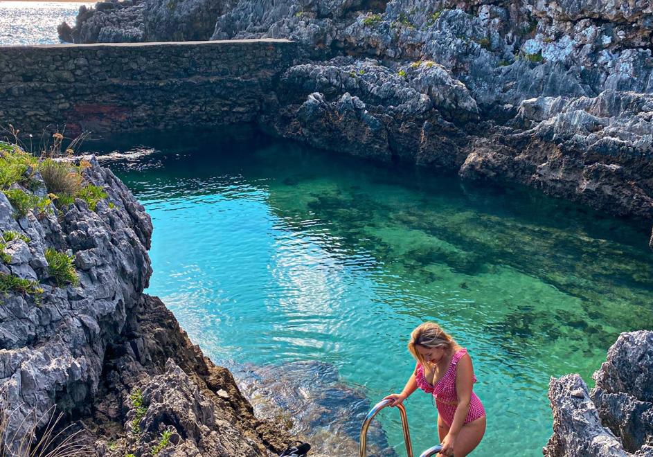 Andrea del Castillo, en las piscinas naturales de Isla.