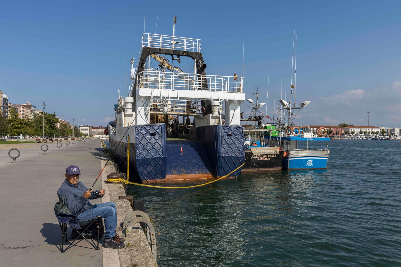 Un aficionado a la pesca durante la pleamar en el Barrio Pesquero.