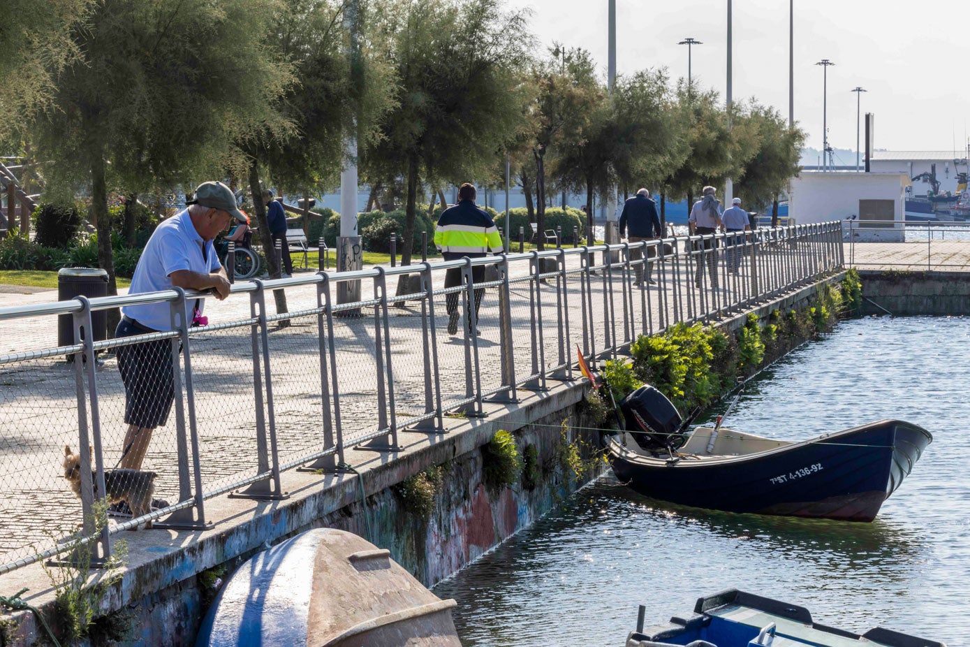 Un hombre, mientras pasea con su perro, se fija en la altura del mar por Castilla-Hermida.