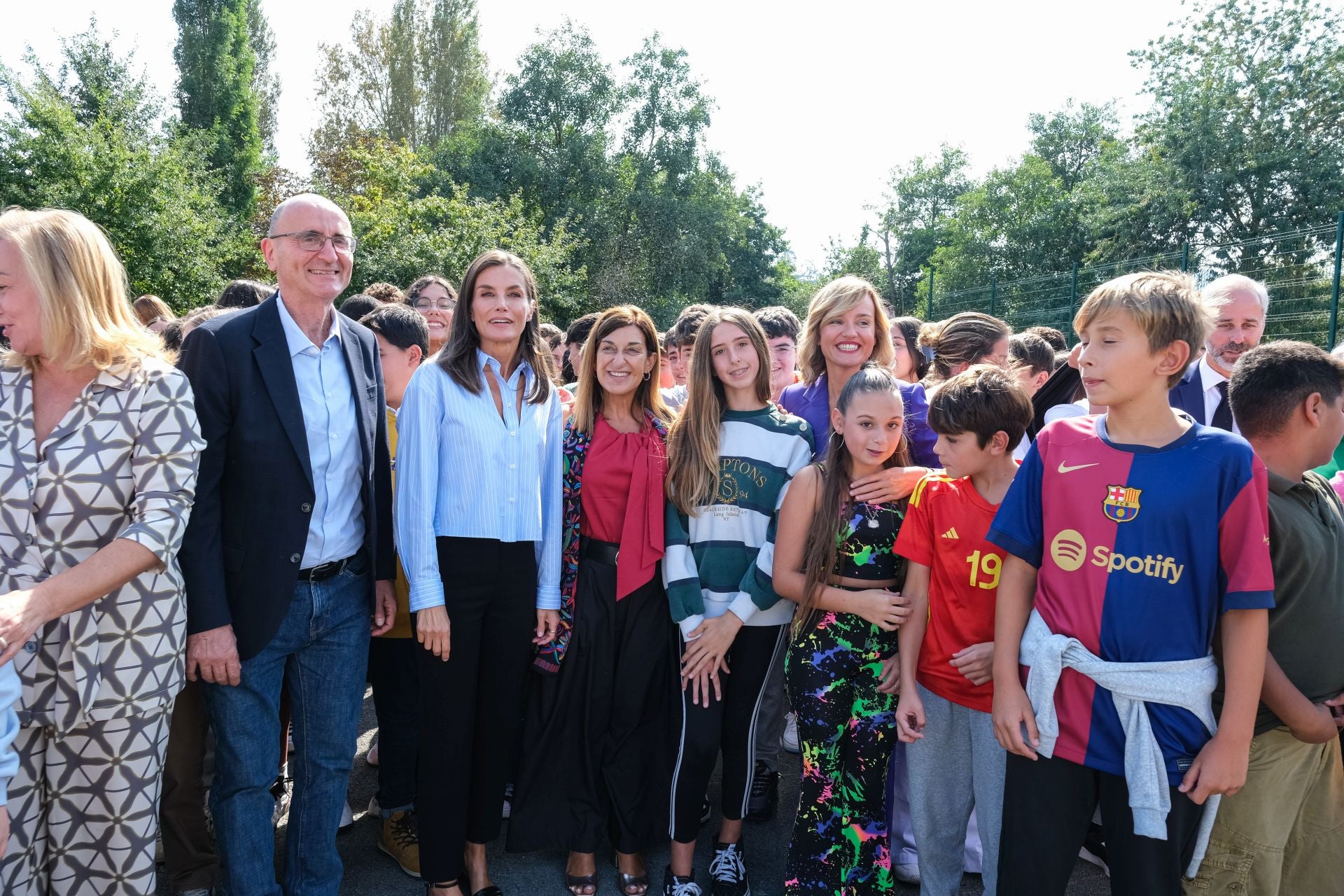 Doña Letizia posa con algunos de los más pequeños del centro, la presidenta de Cantabria y la ministra de Educación.Y a la izquierda José Márquez, director del instituto.