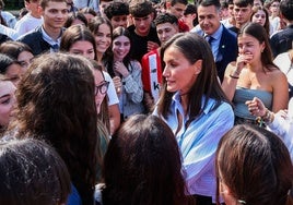 La reina conversando con los alumnos del IES José Zapatero de Castro Urdiales.