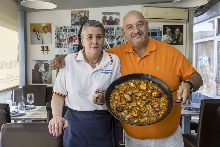 Soledad Montequín y Valentín González, autor de la paella ganadora.