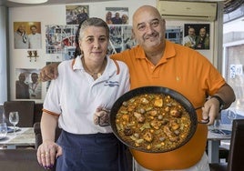 Soledad Montequín y Valentín González, autor de la paella ganadora.