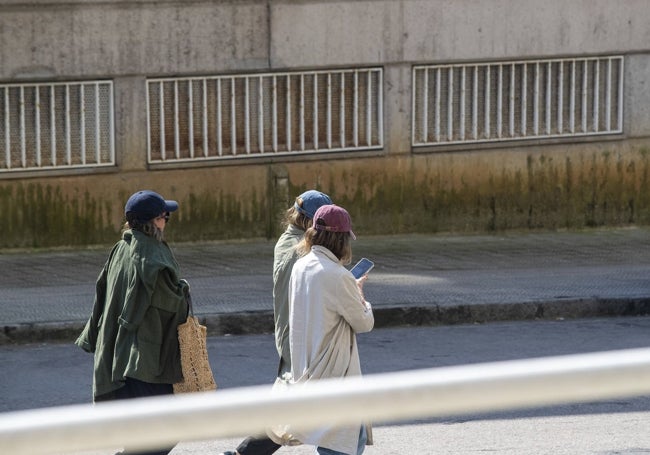 Beatriz del Río y sus hijas Sofía y Cecilia abandonando los Juzgados.