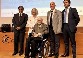 Álvaro Pombo junto a las autoridades en el acto de entrega de la Medalla de Oro.