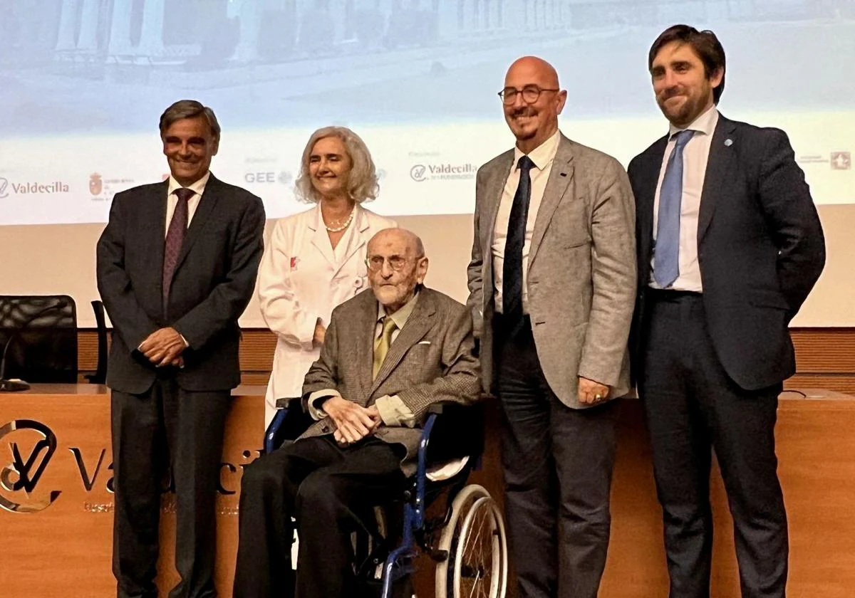 Álvaro Pombo junto a las autoridades en el acto de entrega de la Medalla de Oro.