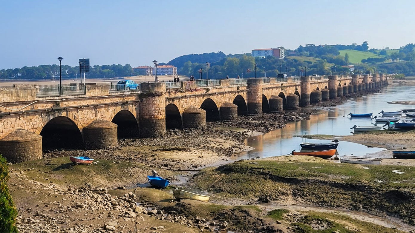 El puente de La Maza se veía casi sin agua durante la mañana.