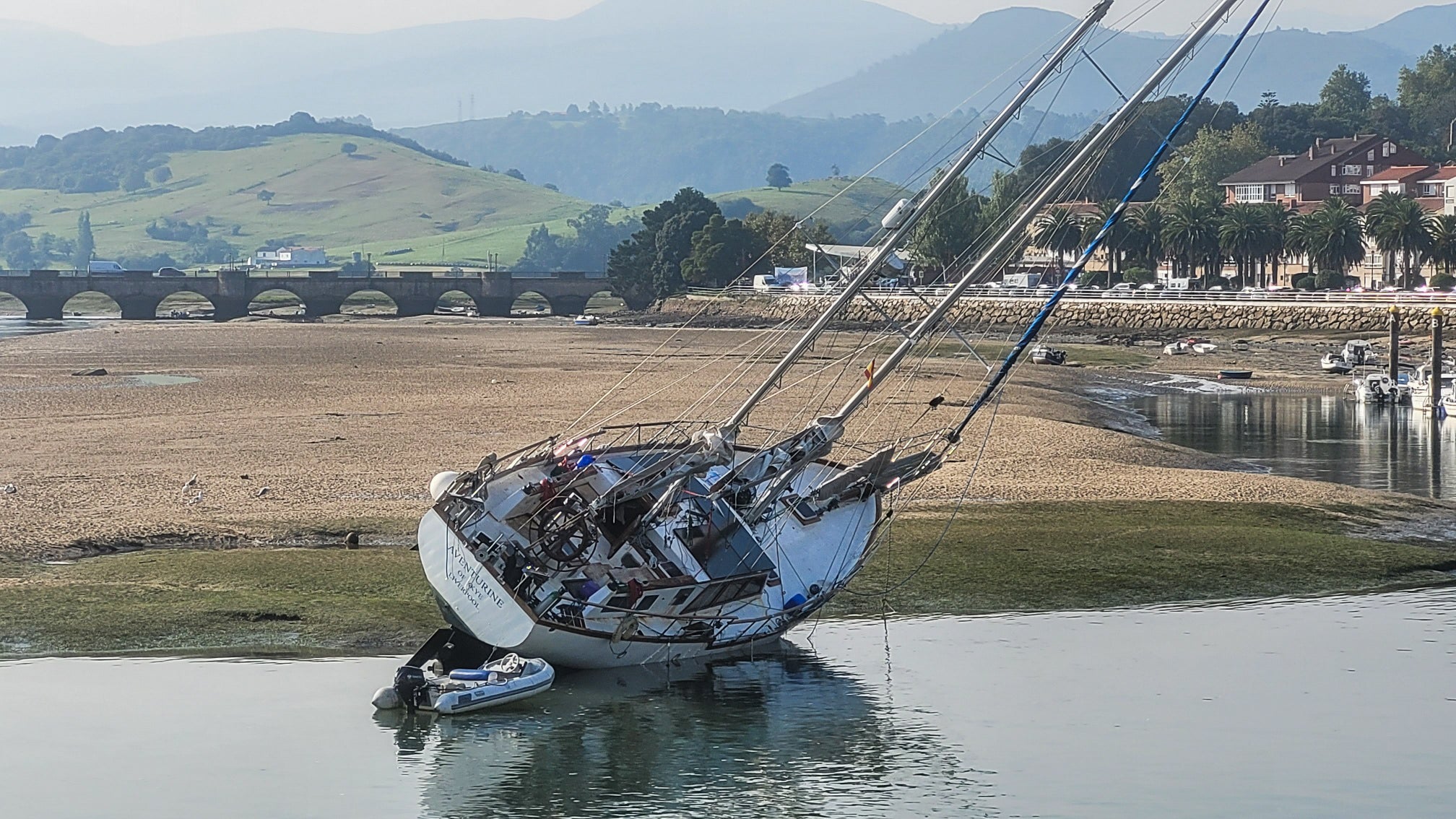 Un velero se quedaba atrapado durante la bajamar en San Vicente.