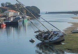 Un velero se quedaba atrapado durante la bajamar en San Vicente