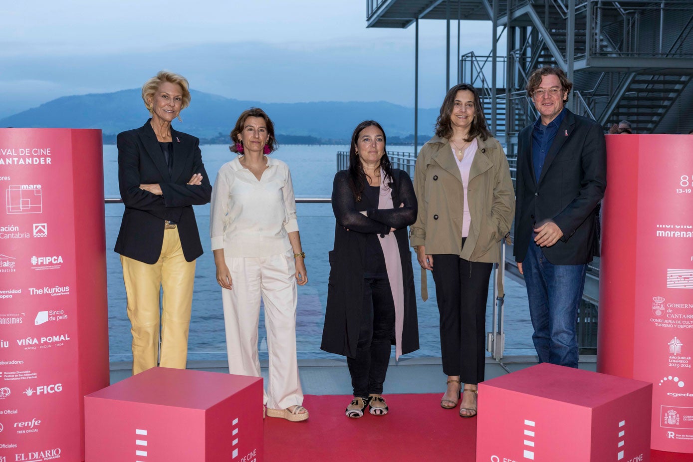 Lucrecia Botín, Fátima Sánchez, Noemí Méndez, Yolanda de Egoscozábal y Álvaro Longoria en el photocall previo a la clausura.