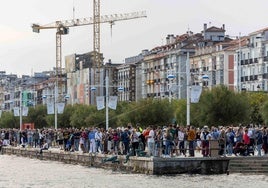 El mar casi toca el borde del paseo en Santander, abarrotado de curiosos a la hora de la pleamar.