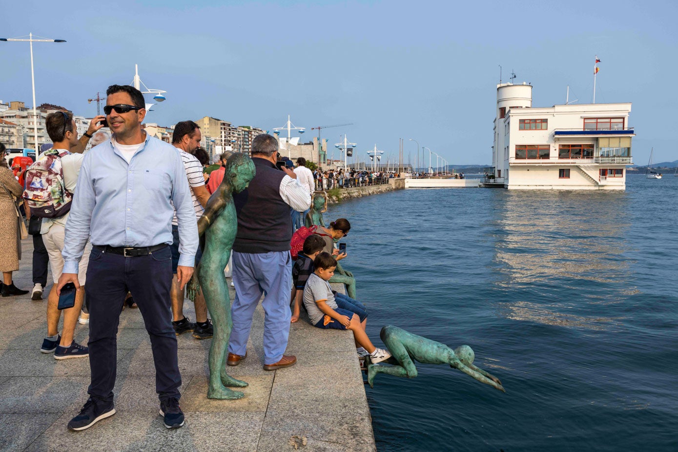 La figura del raquero en Puertochico hoy sí, casi toca el agua.