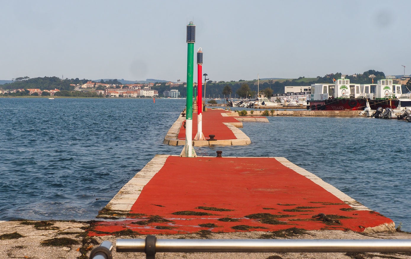 La subida del nivel del mar dejaba instantáneas como esta en Pedreña.