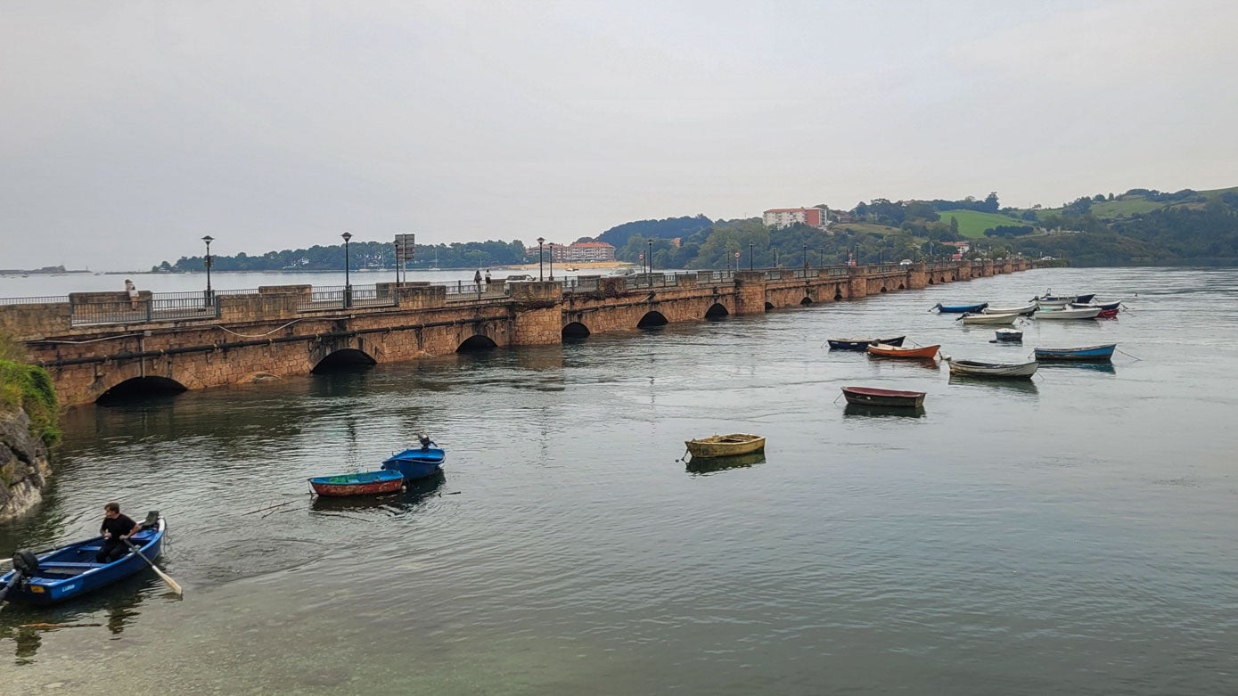 Puente de La Maza, cuyos arcos casi ha cubierto el mar.