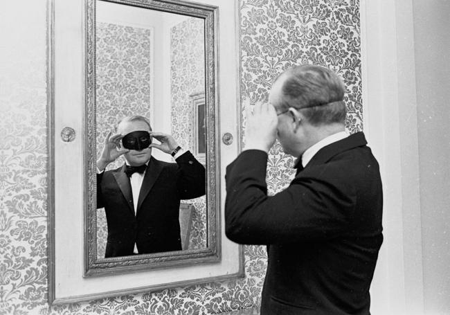 Truman Capote es fotografiado por Deborah Davis para el libro 'La fiesta del siglo'.