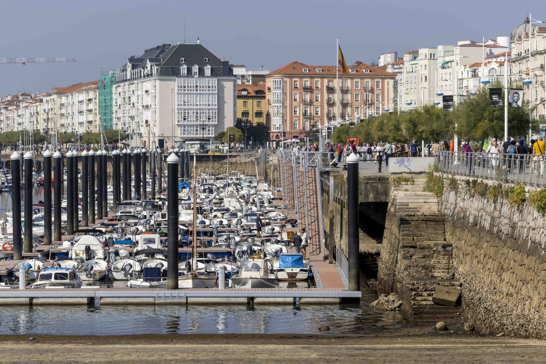 Las embarcaciones de Puertochico se encontraban así durante la bajamar vivida este pasado jueves en Santander.