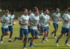 Los jugadores del Racing, durante un entrenamiento en La Maruca.