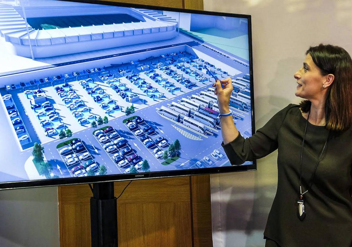 Gema Igual, alcaldesa de Santander, durante la presentación del proyecto inicial del aparcamiento subterráneo en El Sardinero.