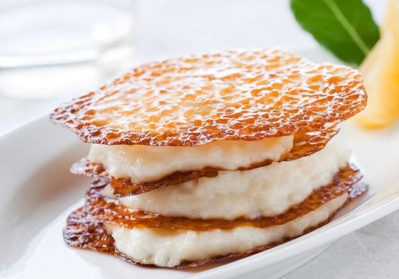 Arroz con leche, con laurel y galletas de limón.