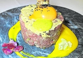 Tartar de pato con pralinés de foie y mahonesa de finas hierbas.