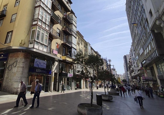 Vista general de la calle Burgos, una de las principales vías comerciales de Santander.