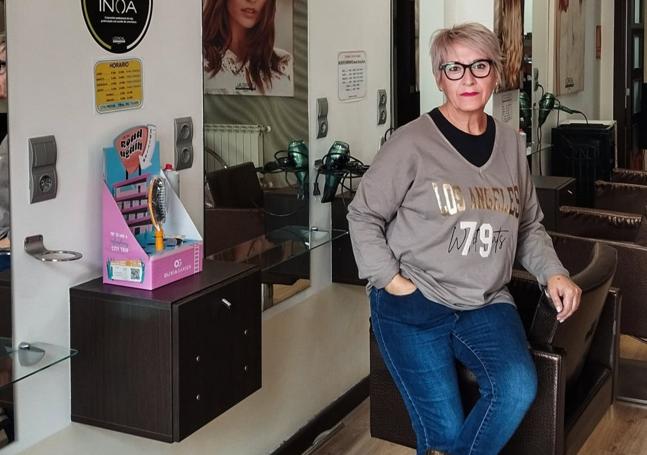 Peluquera. Araceli Aguado, en su salón de peluquería en Reinosa.