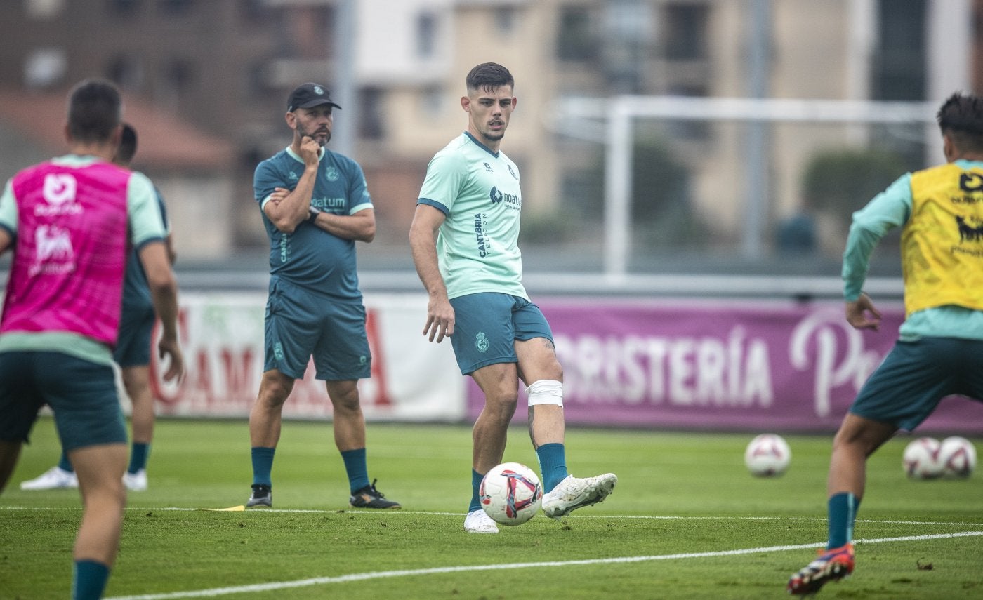 José Alberto siguede cerca el golpeo de balón de Javi Monteroen un entrenamiento en La Albericia.