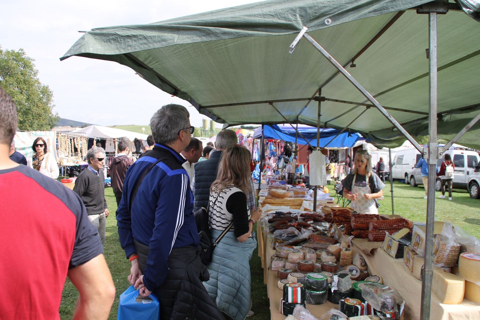 Junto a la feria se estableció también el mercado de San Mateo, con una variedad de productos tanto alimenticios como artesanales.