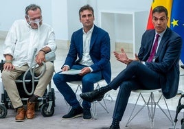 El cántabro Fernando Martín, presidente de ConELA, entre el presidente del Gobierno Pedro Sánchez e Ildefonso Oliveras, enfermo.