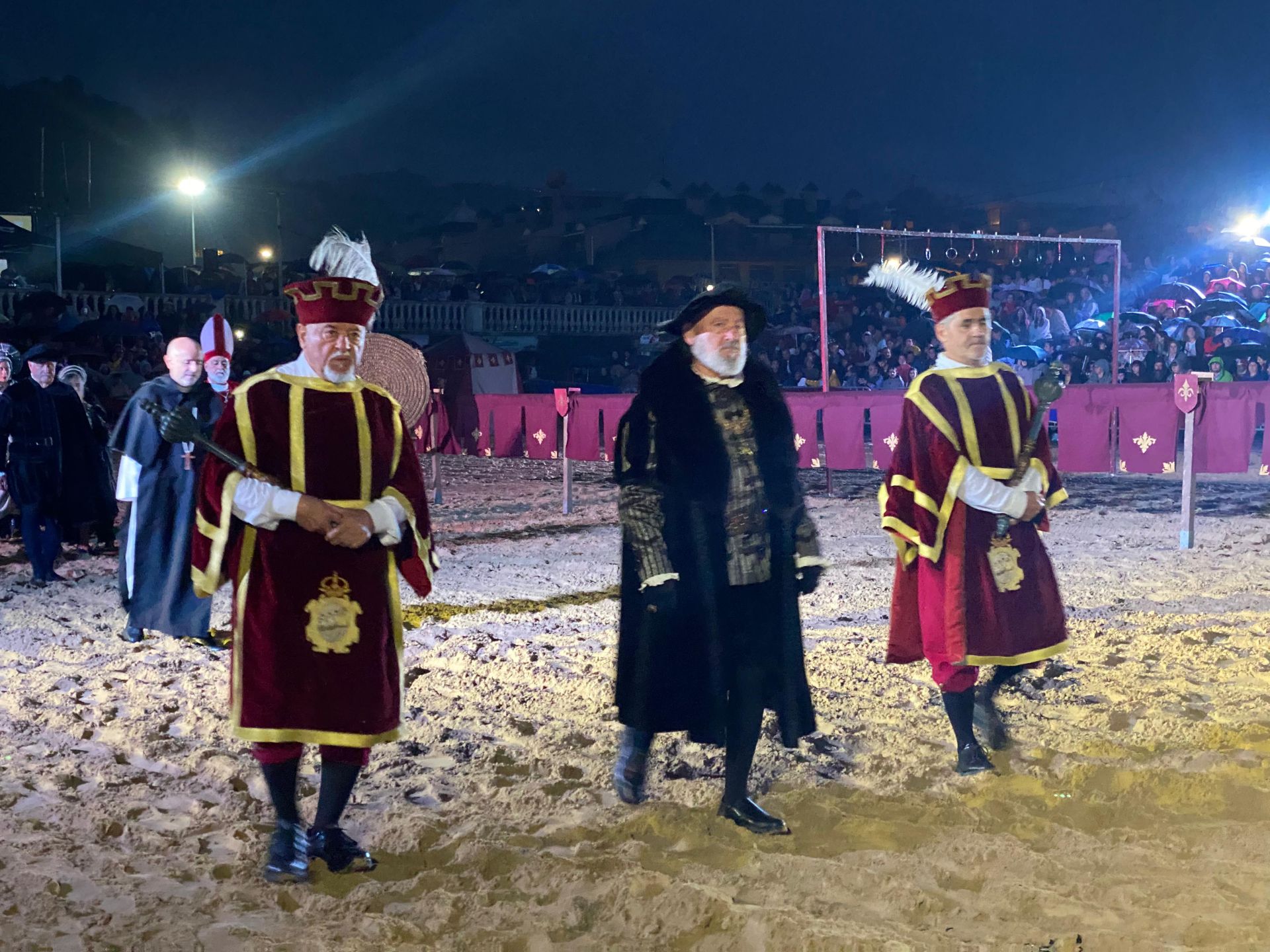 El emperador Carlos V acompañado de su séquito llega al Palenque de la Salvé.