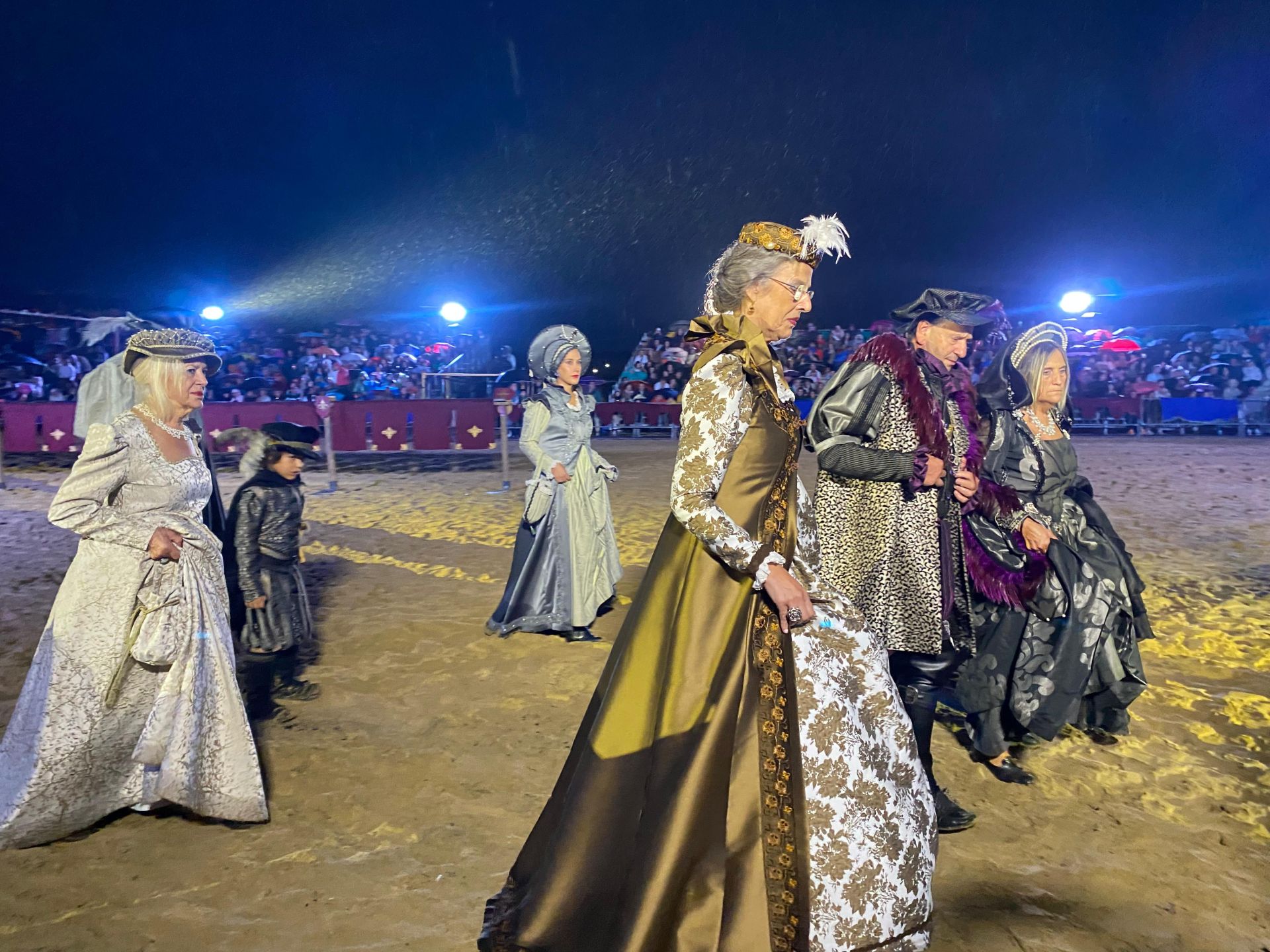 Las diferentes agrupaciones que conforman el desfile del cortejo real irrumpen en el Palenque con sus trajes elaborados a la usanza del siglo XVI.