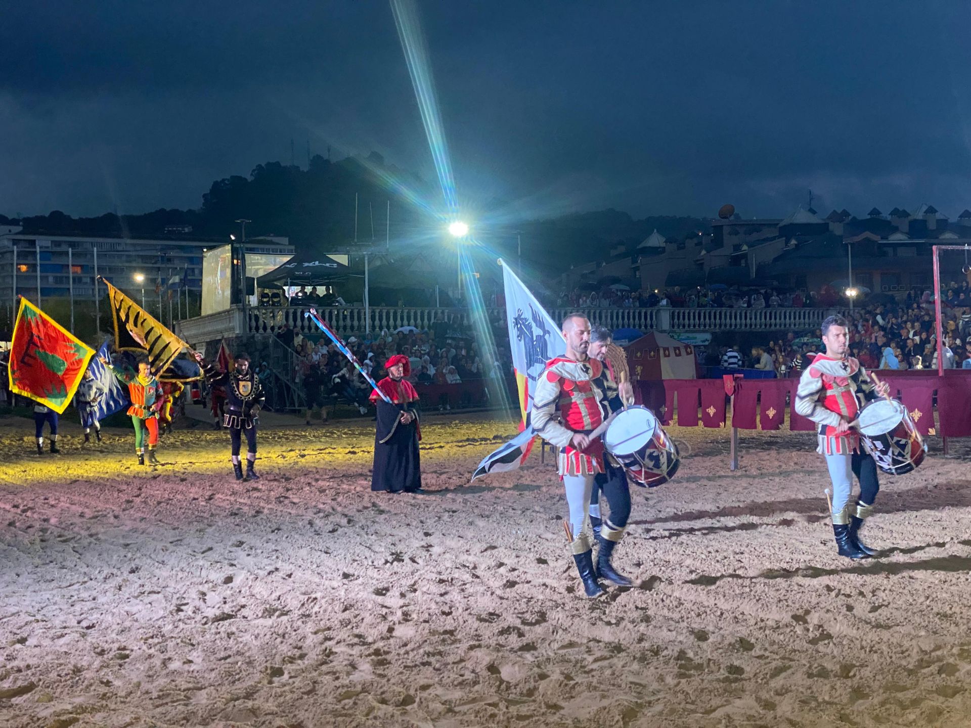 La cabeza del desfile se adentra en la playa.