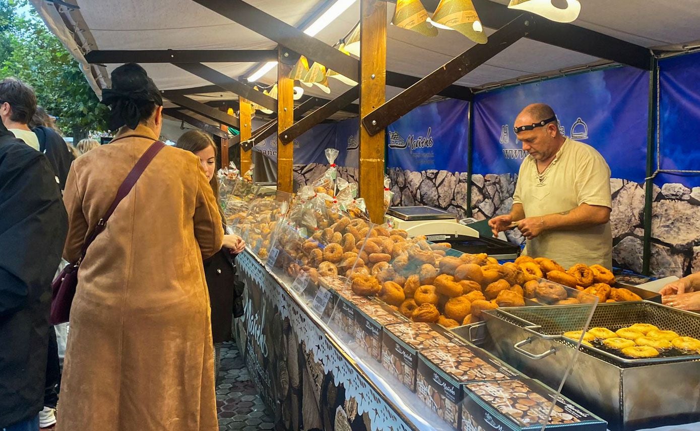 El mercado medieval, presente durante todo el fin de semana, atrae a numerosos visitantes.