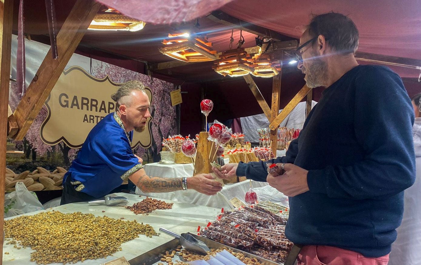 Un hombre compra dulces en uno de los puestos.