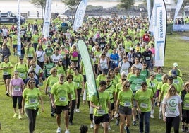 Participantes de la Marcha de las cinco playas, este sábado, por Santander.