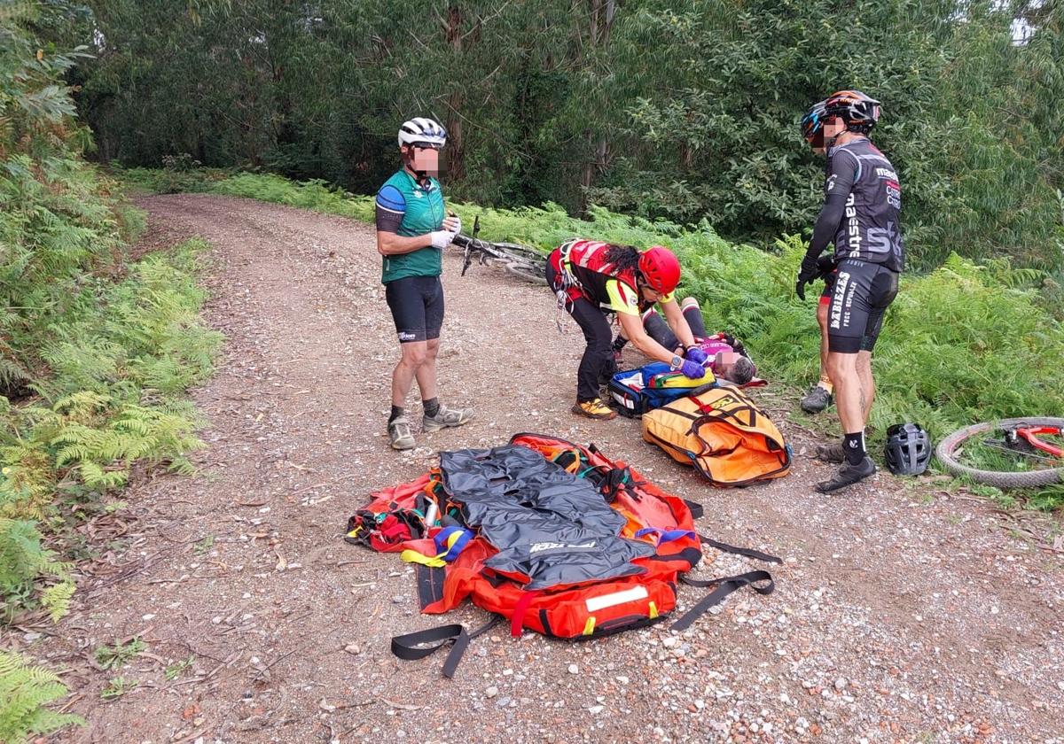 Rescatado un ciclista de 59 años con un fuerte golpe en la cabeza en Castro Urdiales