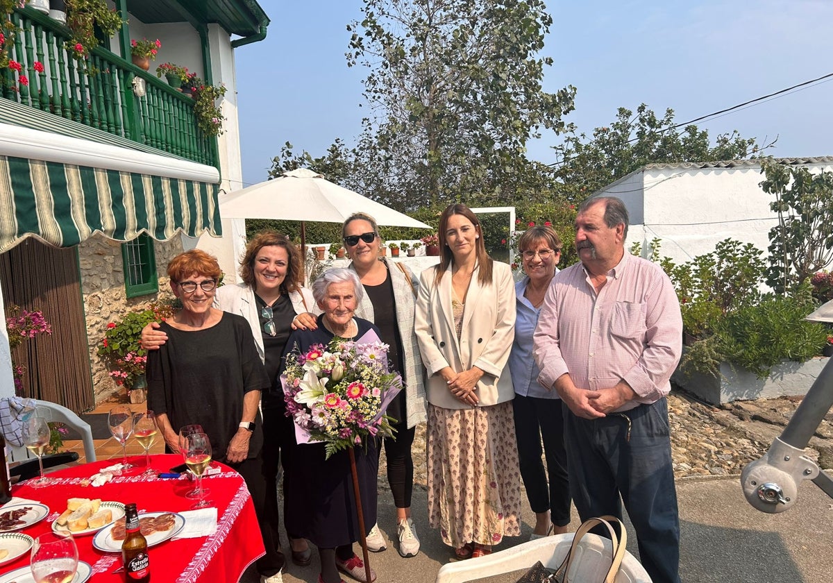 Carmen Peón, junto a las autoridades barquereñas y algunos de sus hijos.