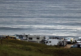 Autocaravanas estacionadas en el aparcamiento de la playa de Oyambre.