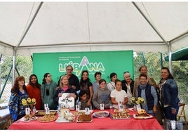 Participantes en el concurso de postres junto al jurado y alcalde de Vega de Liébana, Gregorio Alonso