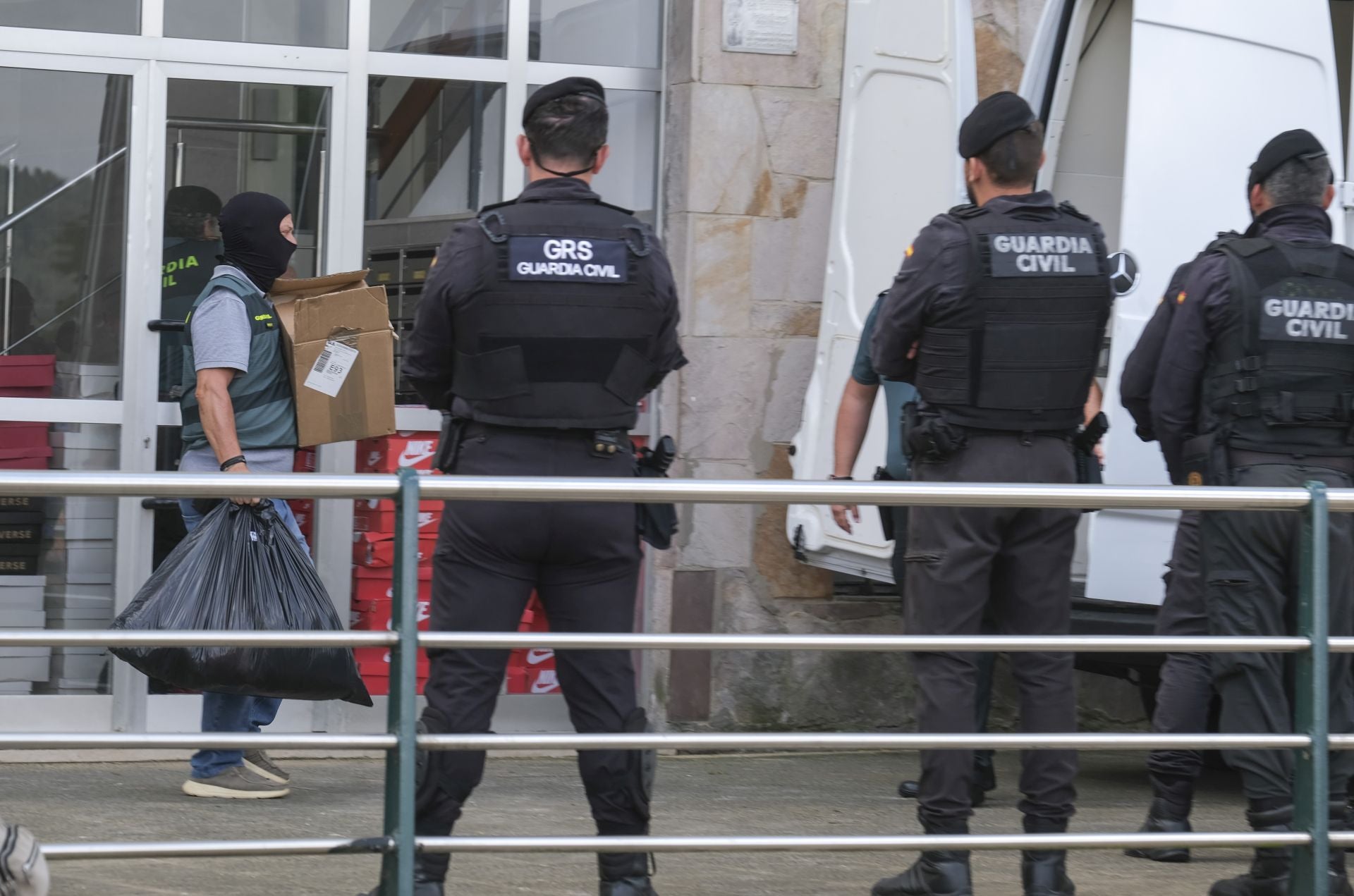 Agentes de la Guardia Civil participan en una operación antidroga en el barrio Covadonga (Torrelavega).