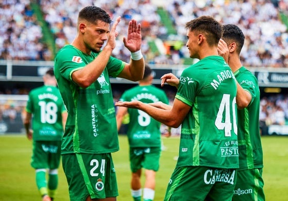 Javi Montero felicita a Mario García por forzar la jugada del penalti que acabó en el gol del Racing en Castalia