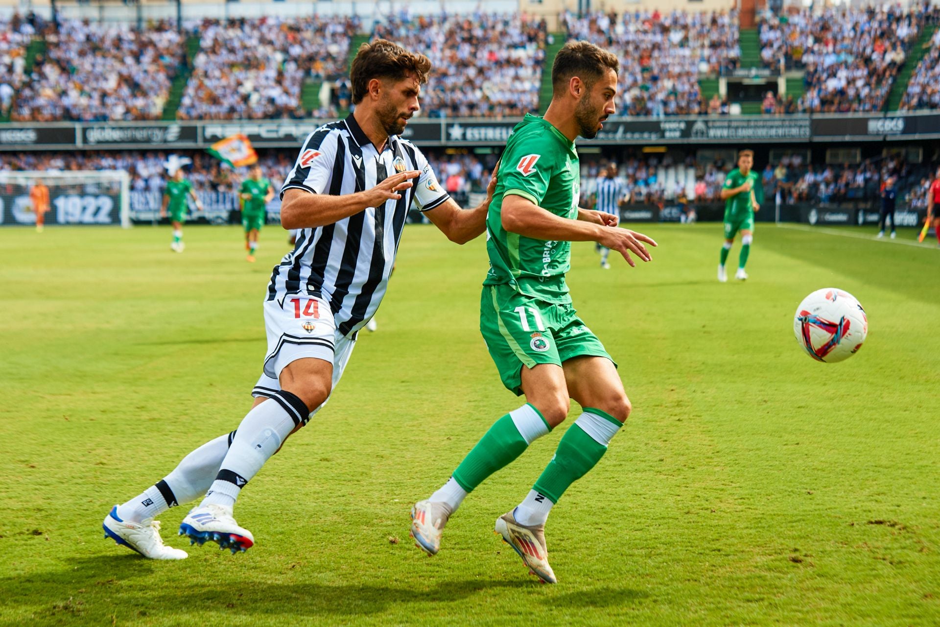 Andrés Martín busca controlar presionado por Óscar Gil, exjugador del Racing.