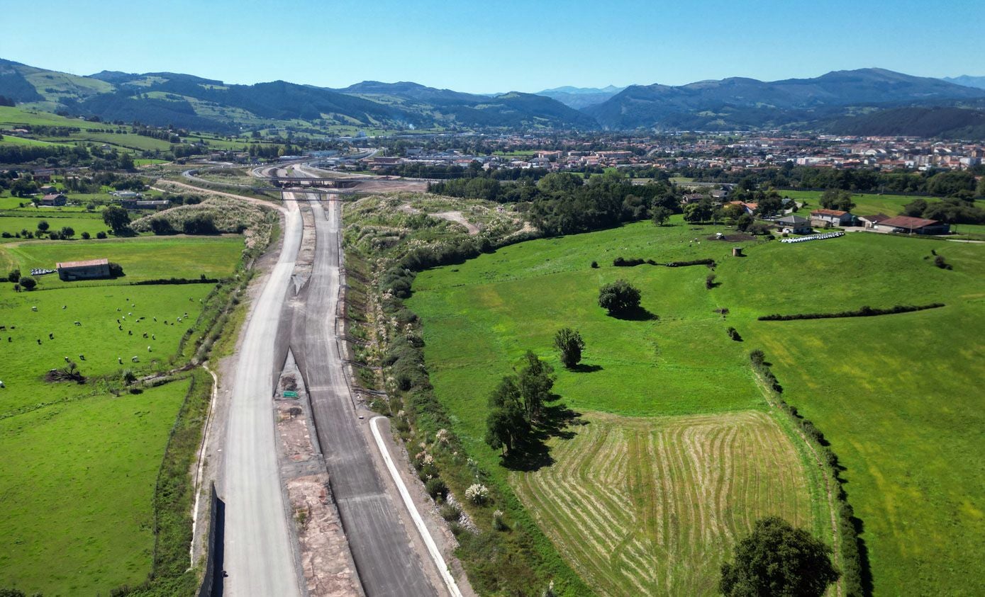 Las obras fueron adjudicadas a la UTE formada por Vías y Construcciones (una filial de ACS) y la cántabra SIEC.