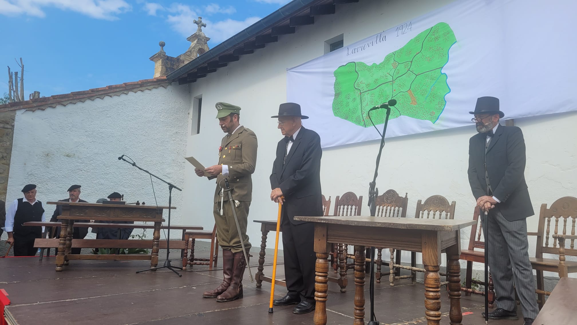 La autoridad militar declarando el acuerdo de adhesión de La Revilla a San Vicente.