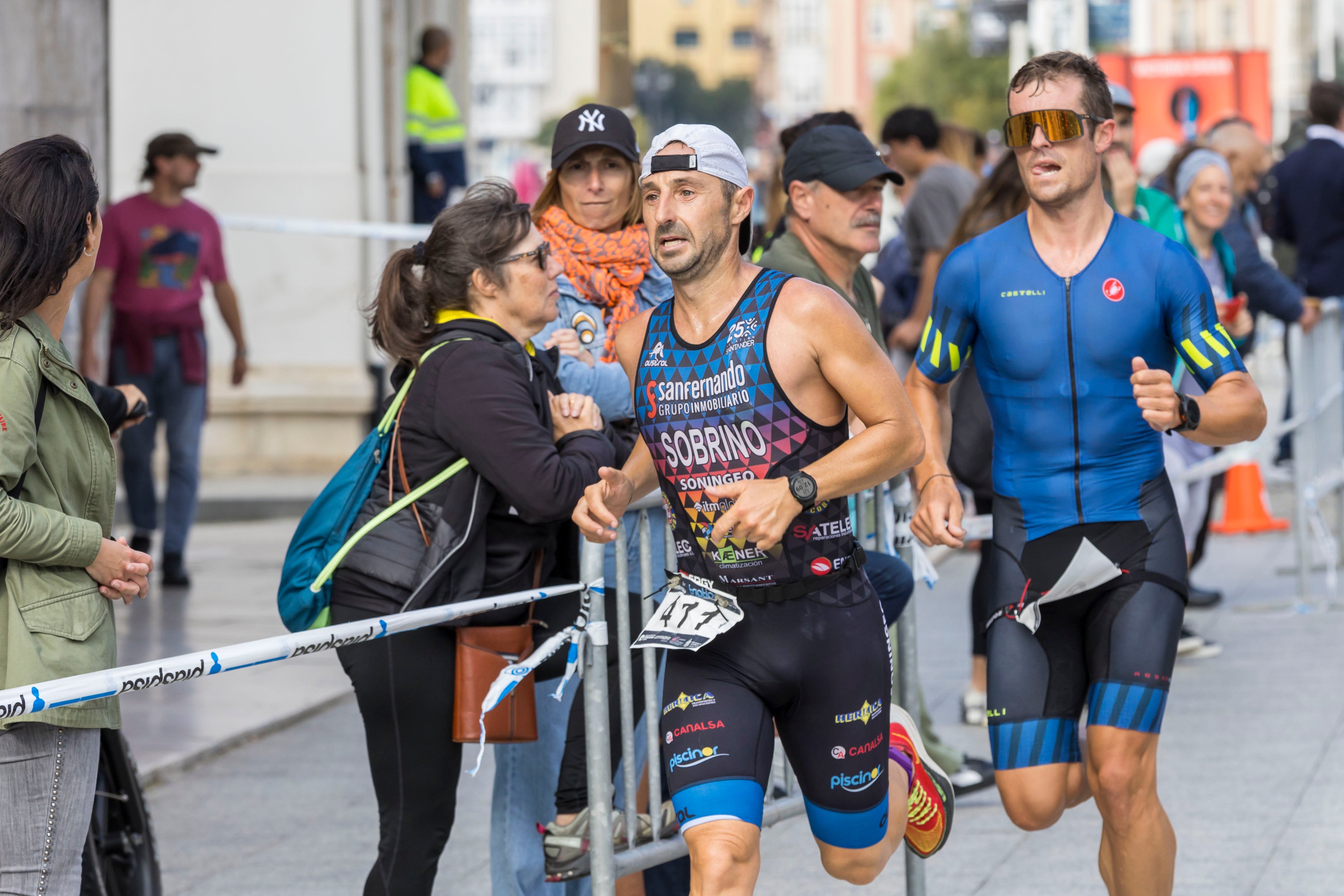 Dos corredores durante la carrera animados por el público asistente