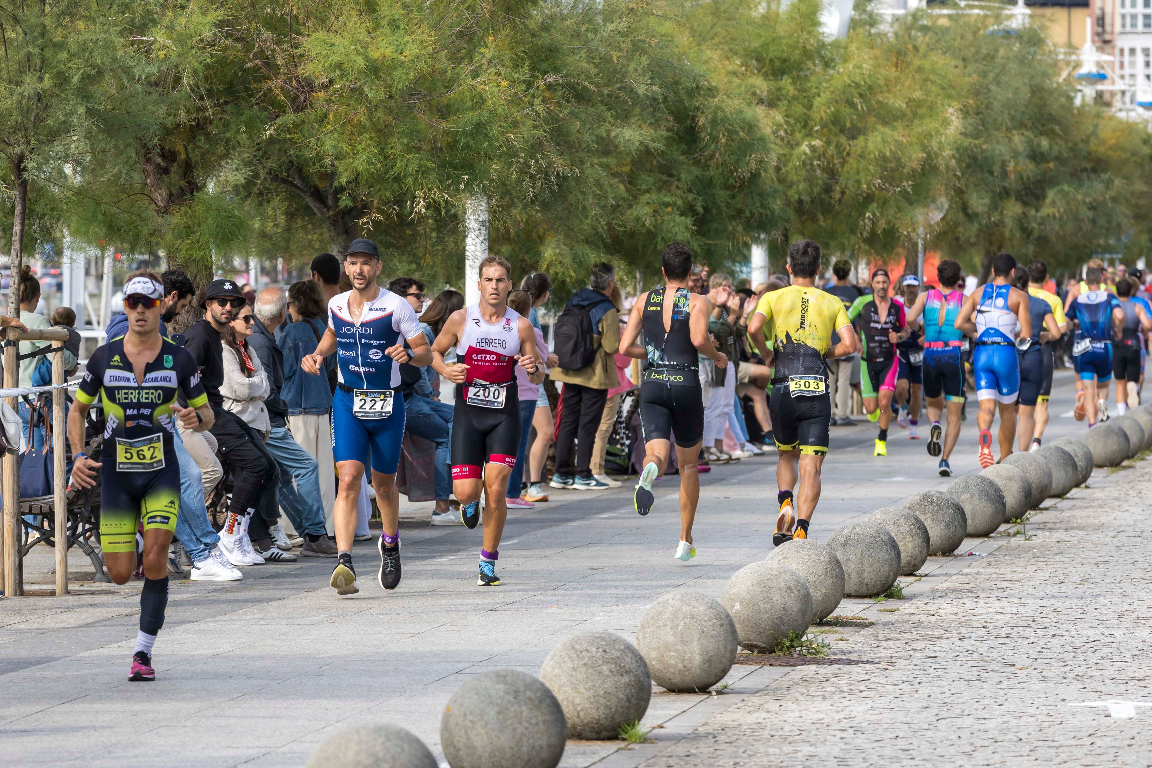 Los corredores, durante el tramo de la prueba que discurría por el paseo marítimo