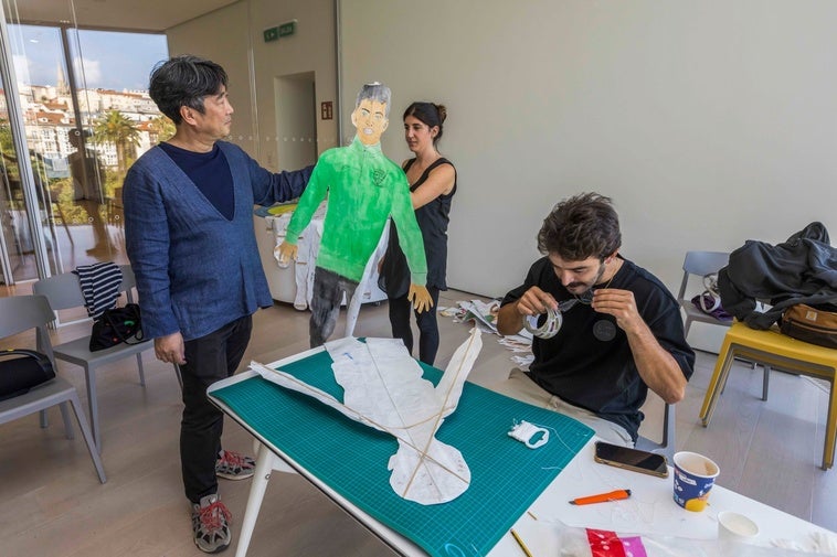 Shimabuku comprueba, junto a la artista cántabra, Marta Valledor, una de las cometas que formará parte de la exposición en el Centro Botín.