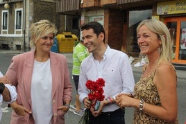 Esther Bolado, líder del partido en Camargo, el diputado nacional Pedro Casares y la alcaldesa de Castro Urdiales, Susana Herrán.