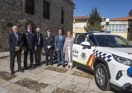 Autoridades locales y policiales, junto al alcalde y la consejera de Presidencia.