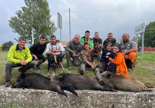 Miembros de la cuadrilla de José Manuel Gutiérrez, con los tres jabalíes cazados en Palombera Oeste.